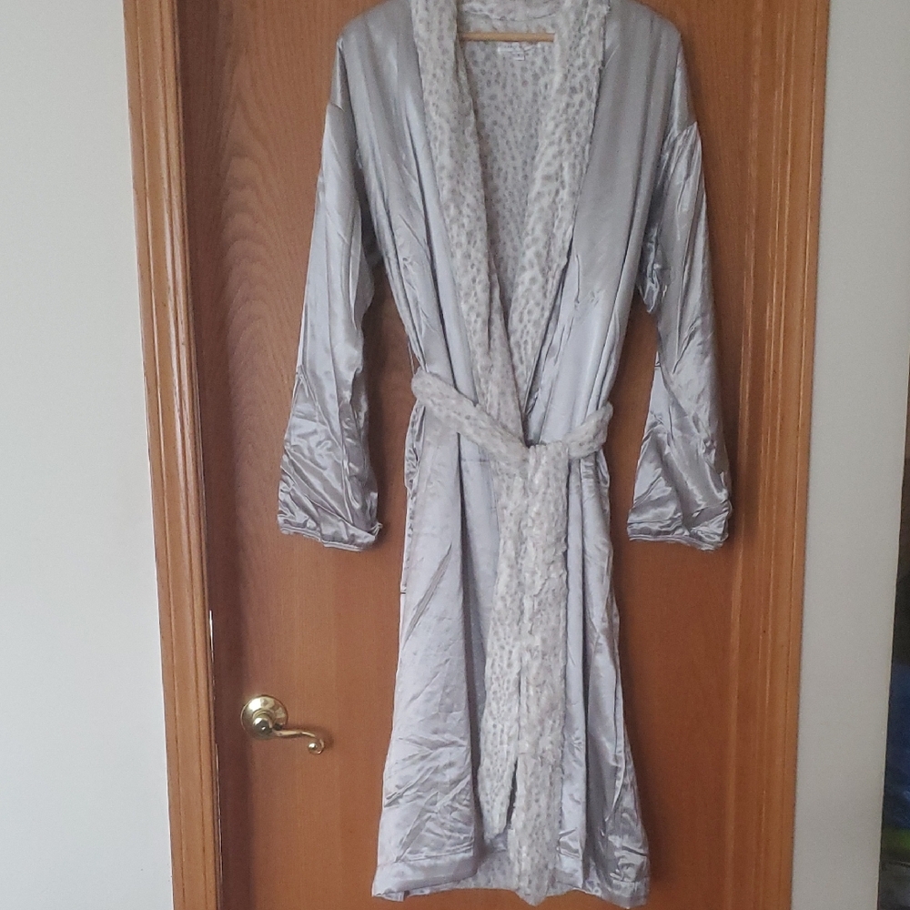 Giraffe at Home Gray Satin Robe - Picture 4 of 14
